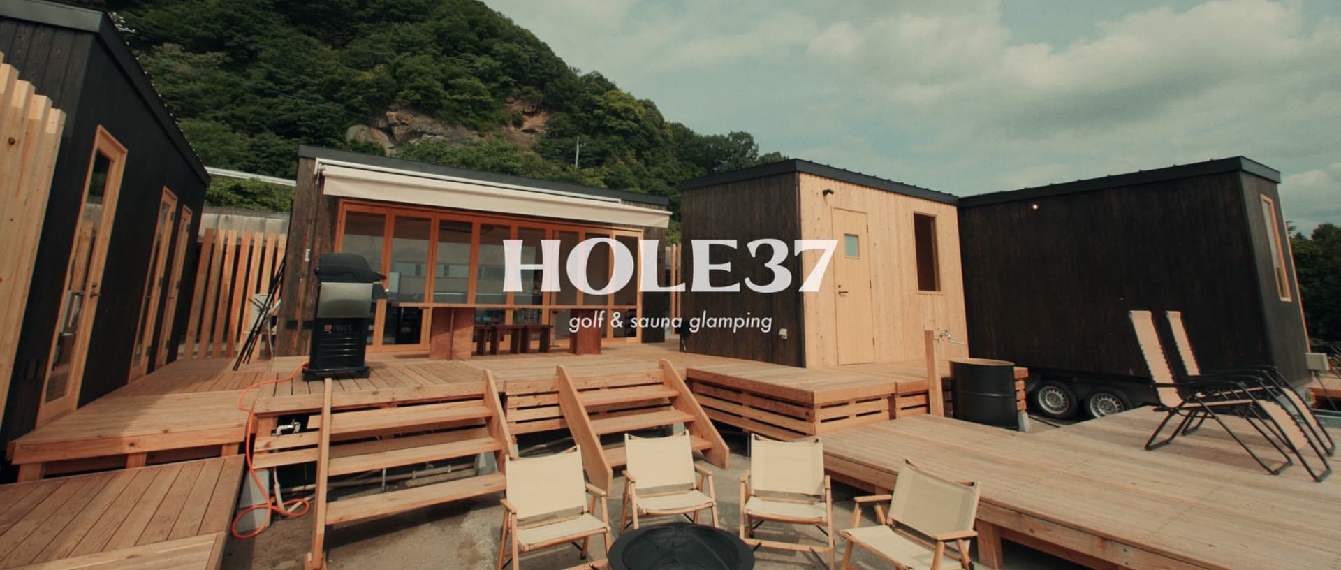 HOLE37 ゴルフ&サウナグランピング施設のウッドデッキ